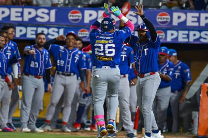Águilas, Tigres y Tiburones debutan con victorias en jornada inaugural de la pelota venezolana