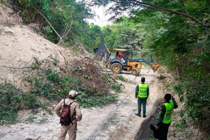 Continúan labores de despeje y remoción de escombros en la carretera de Choroní