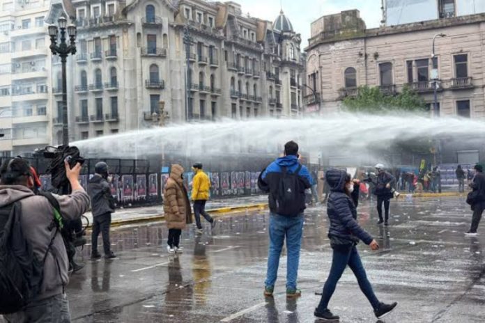 Represión policial en Buenos Aires deja más de 550 personas afectadas