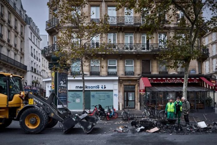 Francia mantiene los toques de queda para contener las protestas sociales