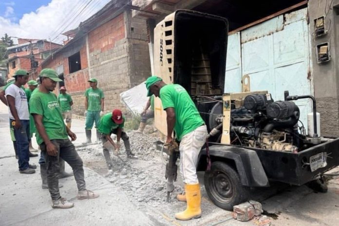 Avanza la sustitución de la red de aguas servidas en sector de Guarenas