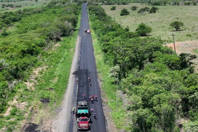 Gobernación de Falcón lleva a cabo plan regional de asfaltado en la carretera Morón-Coro
