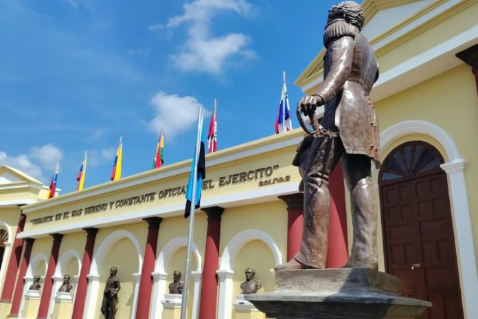 Estatua creada en 1889 del general Rafael Urdaneta vuelve a la Arcada de los Héroes del museo epónimo