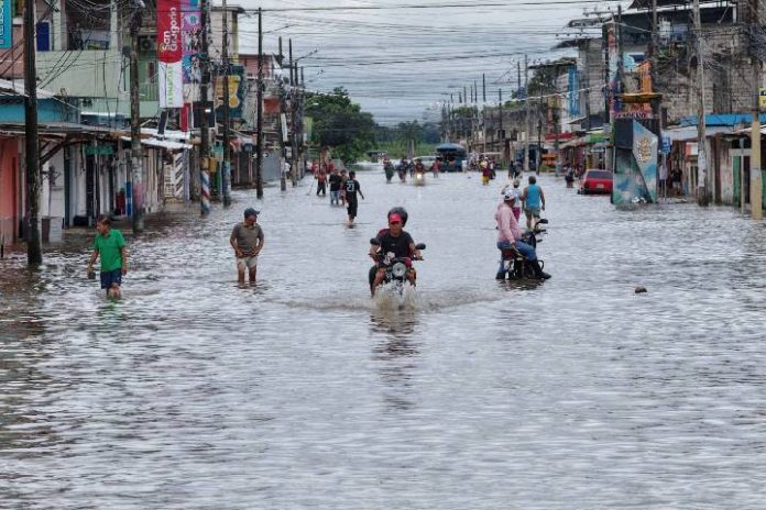 Ecuador suspendió clases en sitios afectados por inundaciones tras las fuertes lluvias