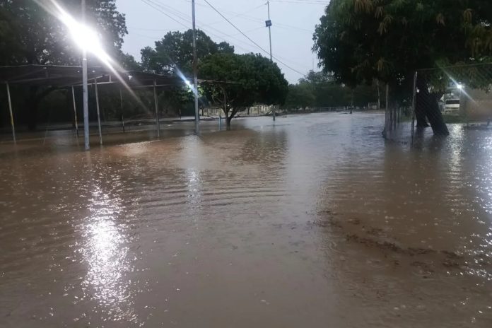 Bomberos municipales reportan anegaciones por lluvias en Costa Oriental del Lago de Maracaibo