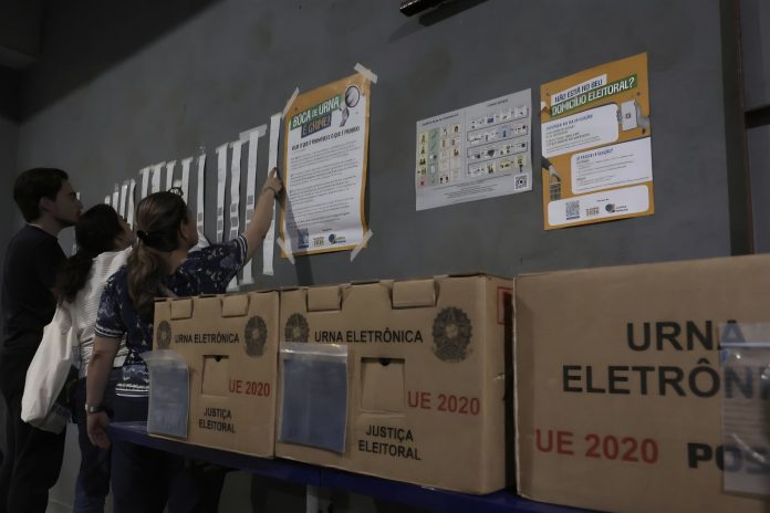 Brasil suspende el recuento de votos y prórroga horario de votación